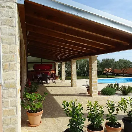 Ivana Rossa With Pool וילה